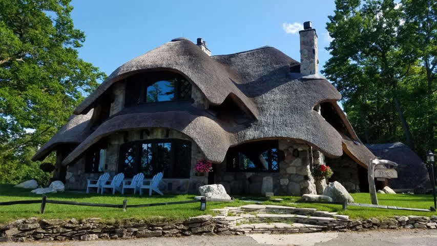 Фото - В США дом-гриб с соломенной крышей решили продать за миллионы долларов