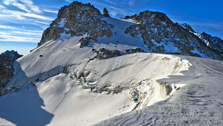 Фото - В тающих ледниках обнаружили человеческие останки и обломки самолета