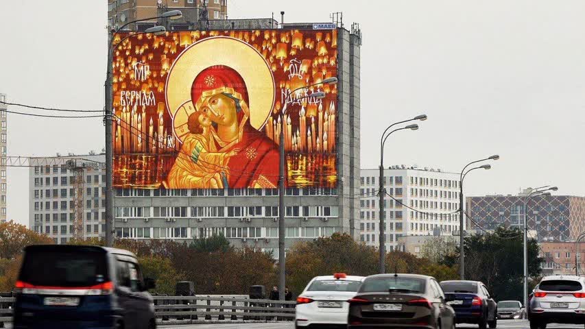 Фото - Огромные иконы появились на зданиях Москвы